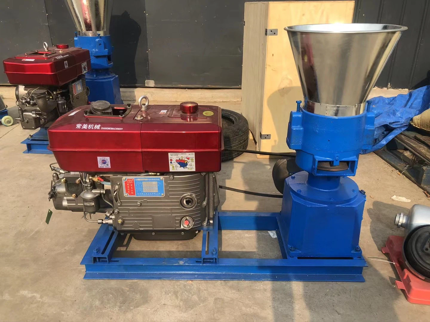 Small poultry feed making machine